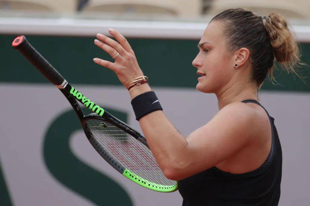 开云体育-阿扎伦卡遭遇二十持续失利，法国队教练压力巨大！赛场气氛高涨的简单介绍