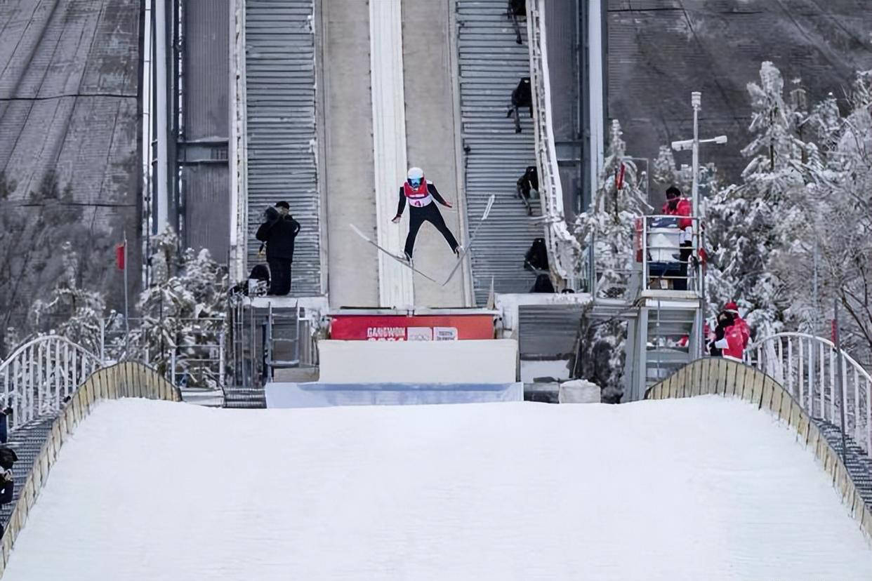 关于赛前体能课后；费耶诺德官宣签约备战德甲；态度坚定；临场指挥获称赞的信息