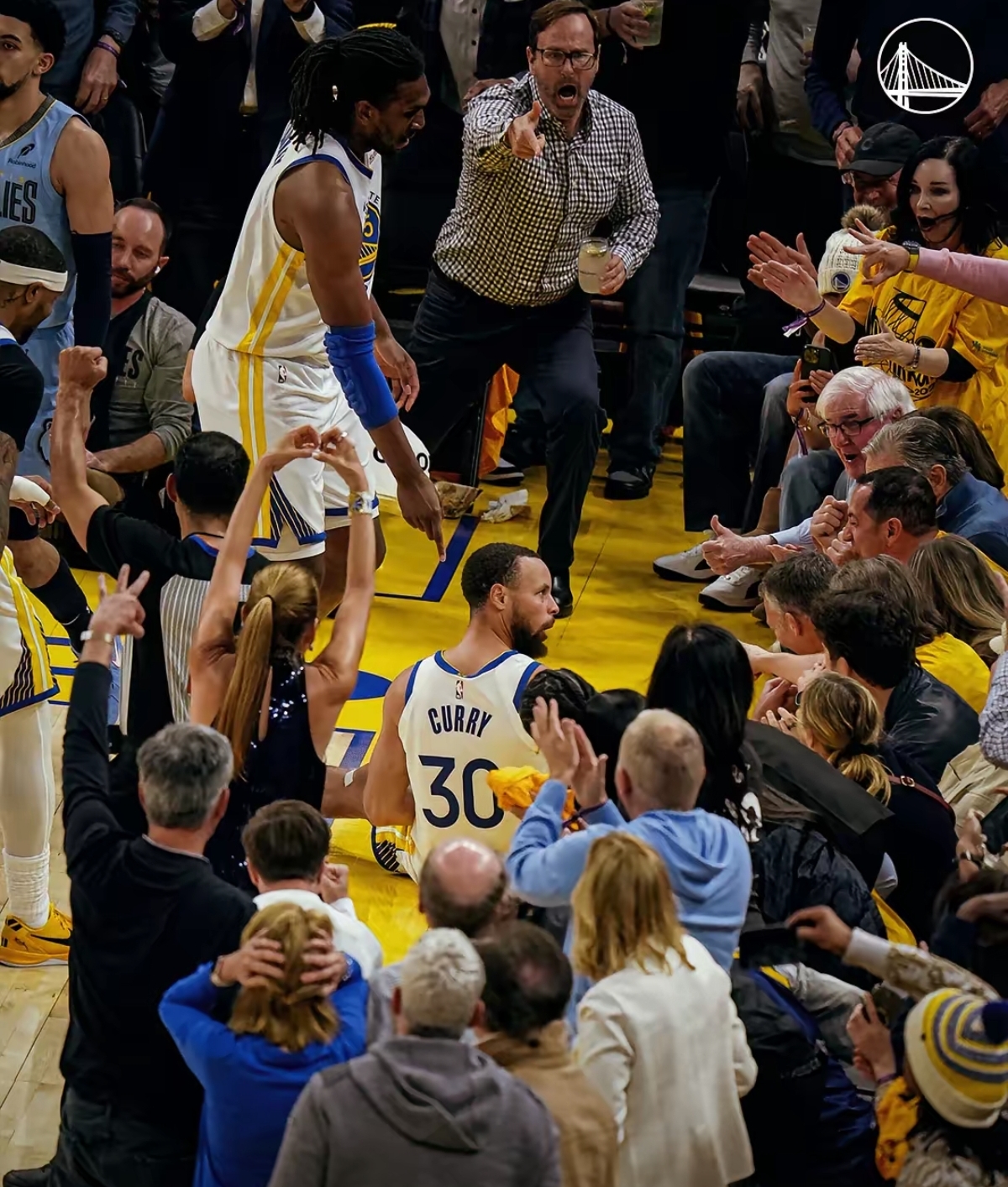 开云体育- 库里在拜仁比赛中关键助攻,回归赛场引发热议的是谁 